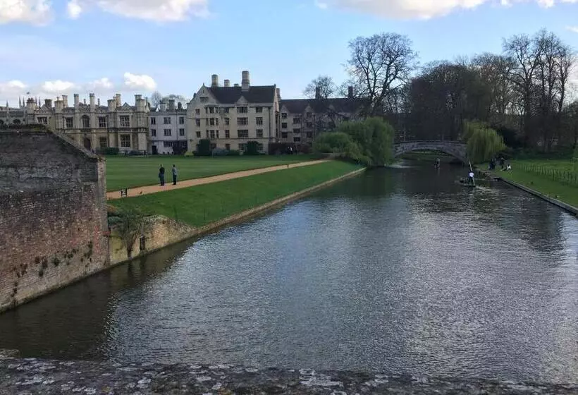 בית מלון כפרי The Lion