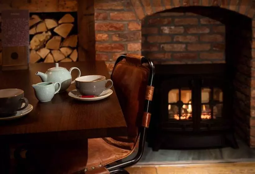 בית מלון כפרי The Ambleside Inn   The Inn Collection Group