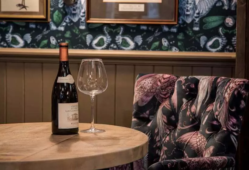 בית מלון כפרי The Ambleside Inn   The Inn Collection Group