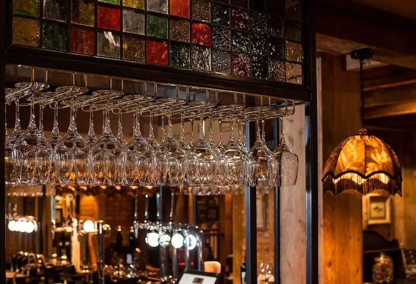 בית מלון כפרי The Ambleside Inn   The Inn Collection Group