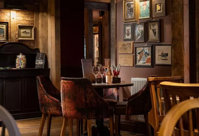 בית מלון כפרי The Ambleside Inn   The Inn Collection Group