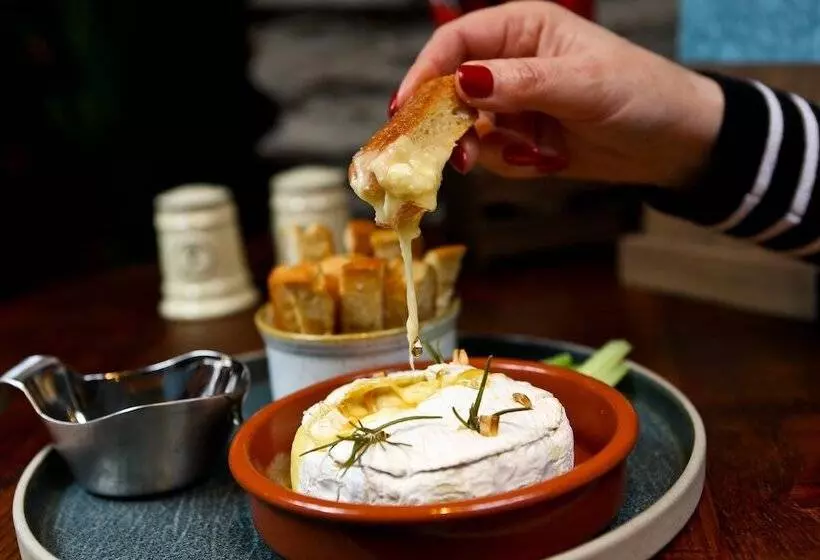 בית מלון כפרי The Ambleside Inn   The Inn Collection Group