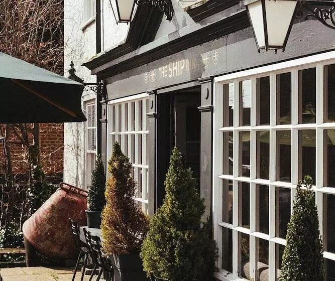 Отель The Ship Inn