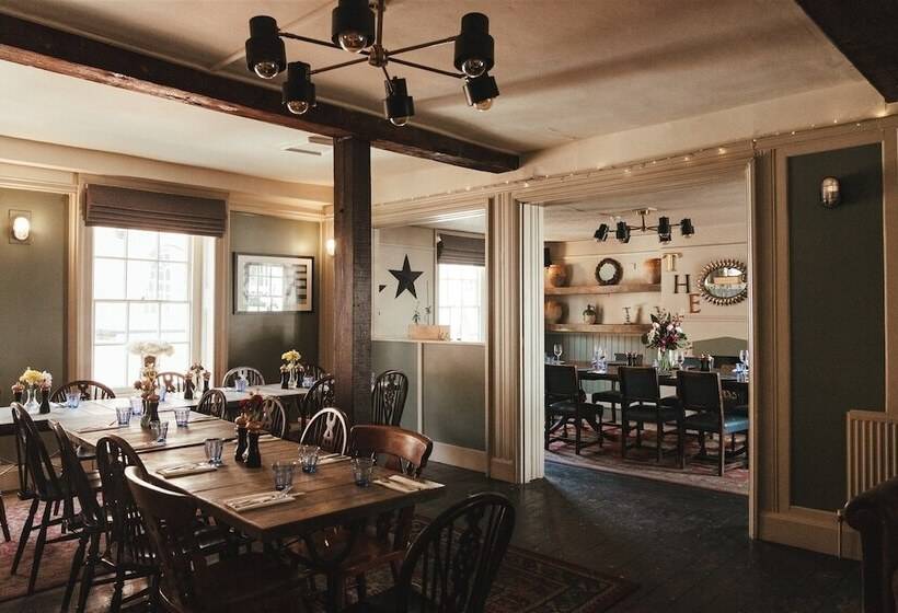 ホテル The Ship Inn