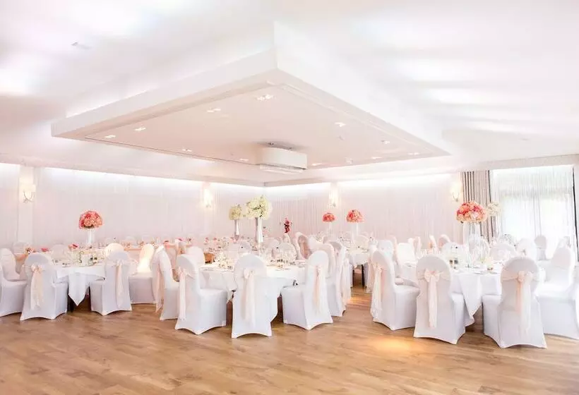 Отель The Wood Norton