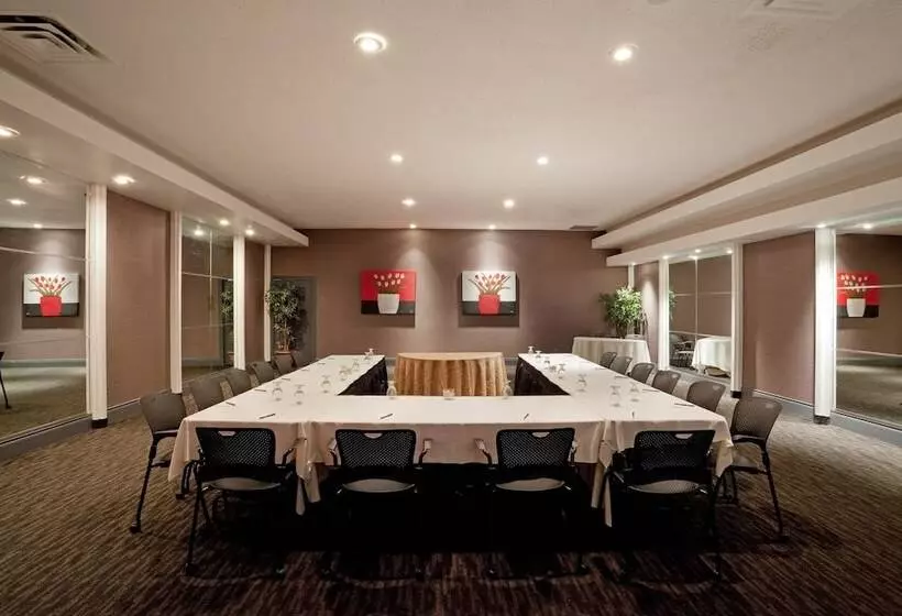 Отель Armon Plaza Montreal Airpt, Trademark Collection By Wyndham