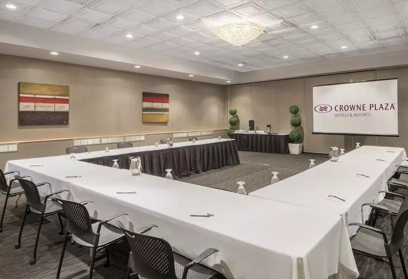 Отель Armon Plaza Montreal Airpt, Trademark Collection By Wyndham