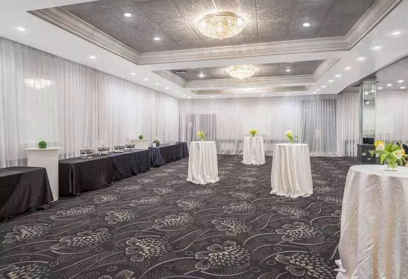 Отель Armon Plaza Montreal Airpt, Trademark Collection By Wyndham