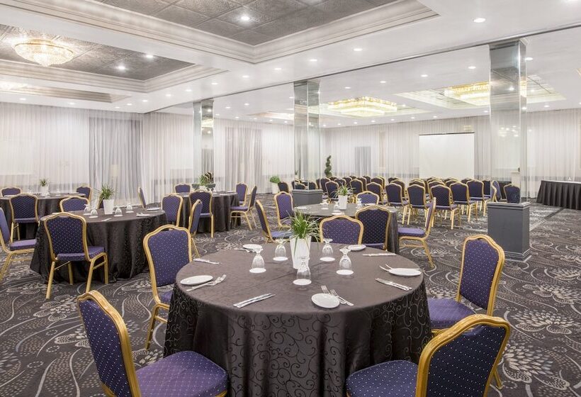 هتل Armon Plaza Montreal Airpt, Trademark Collection By Wyndham