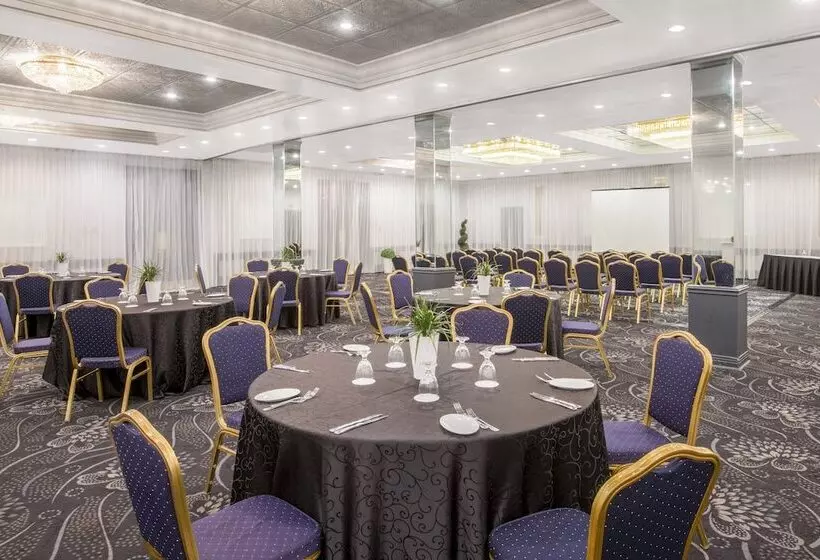 Отель Armon Plaza Montreal Airpt, Trademark Collection By Wyndham