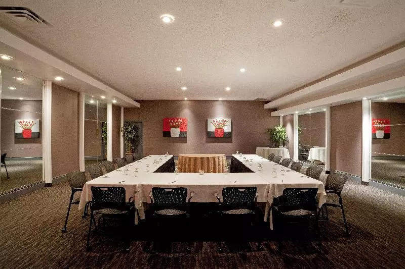 Отель Armon Plaza Montreal Airpt, Trademark Collection By Wyndham