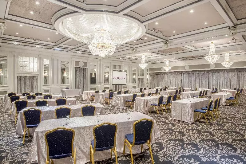 Отель Armon Plaza Montreal Airpt, Trademark Collection By Wyndham