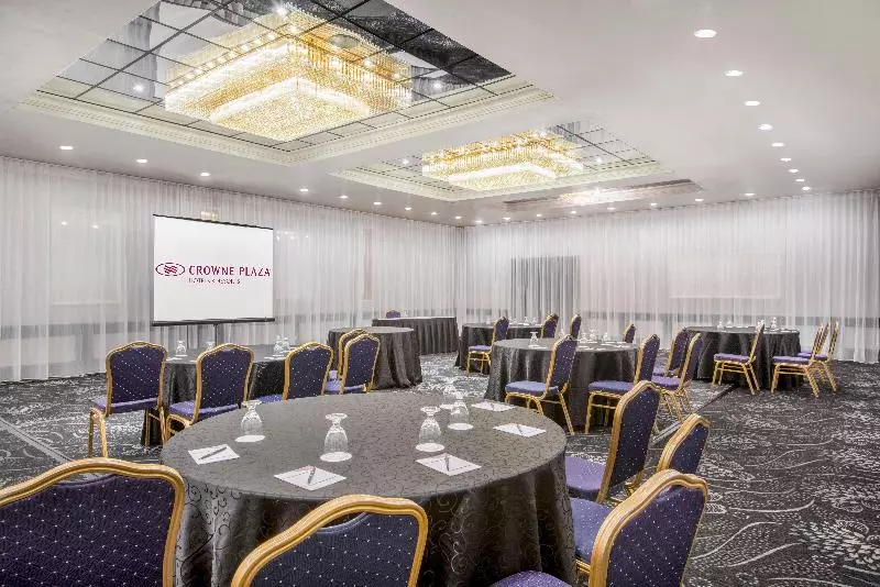 Отель Armon Plaza Montreal Airpt, Trademark Collection By Wyndham