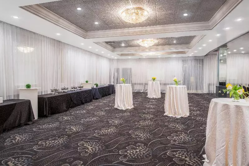 Отель Armon Plaza Montreal Airpt, Trademark Collection By Wyndham