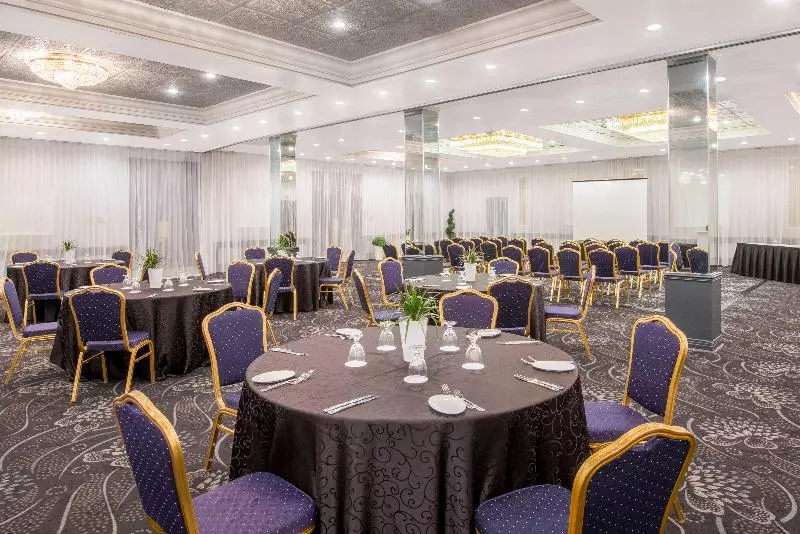 Отель Armon Plaza Montreal Airpt, Trademark Collection By Wyndham