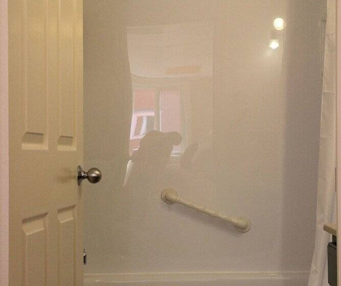 هتل Bluenose Lodge