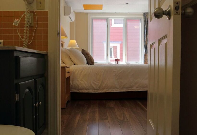 هتل Bluenose Lodge