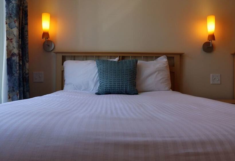 هتل Bluenose Lodge