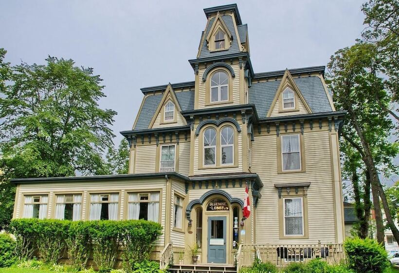 هتل Bluenose Lodge