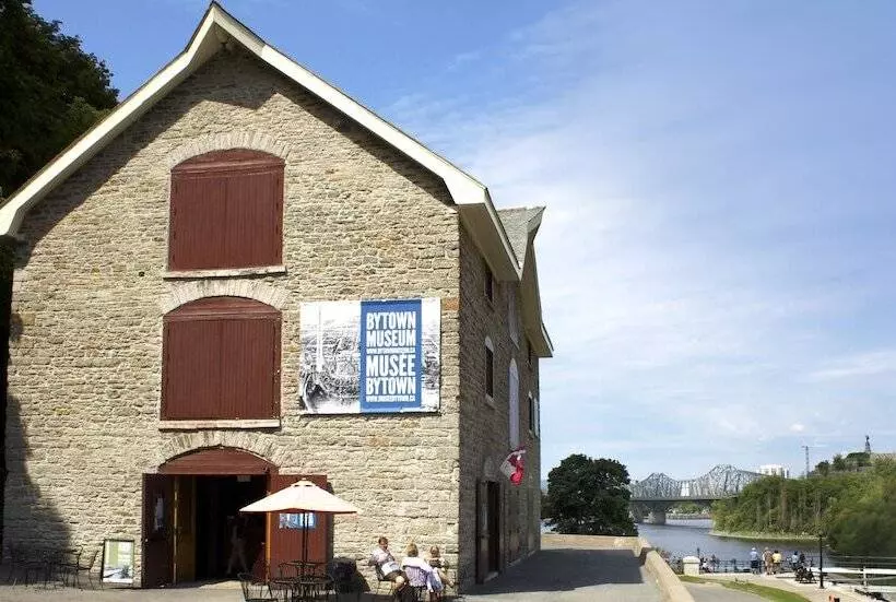 בית מלון כפרי Courtyard By Marriott Ottawa Downtown