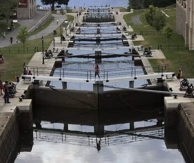 בית מלון כפרי Courtyard By Marriott Ottawa Downtown