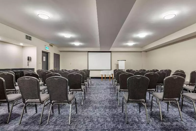 Отель Quality Inn & Suites