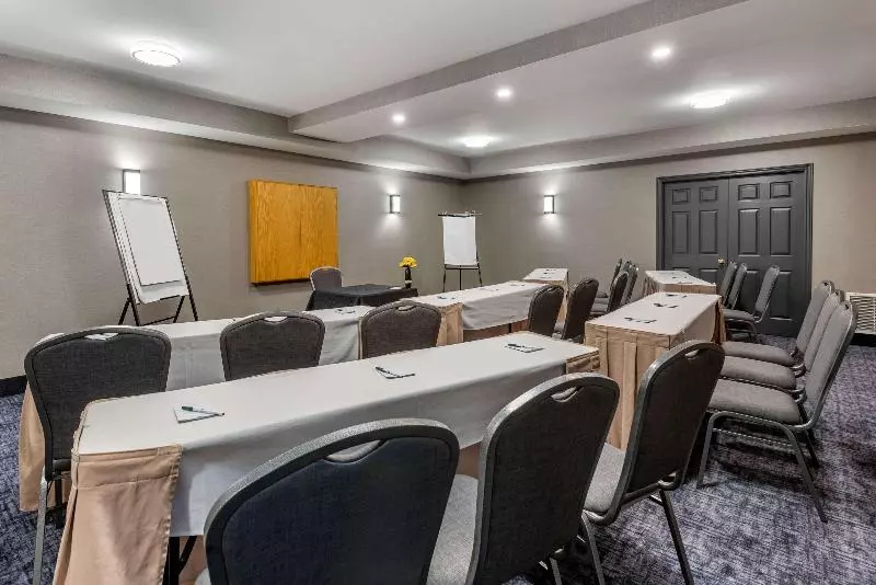 Отель Quality Inn & Suites