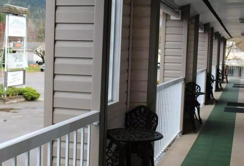 Мотель Monashee Lodge