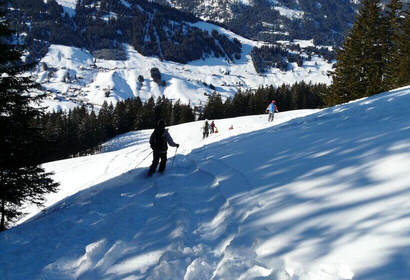 مُتل Monashee Lodge