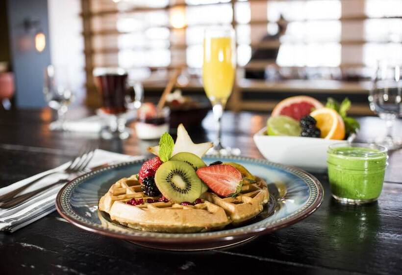 Coast Canmore Hotel & Conference Centre