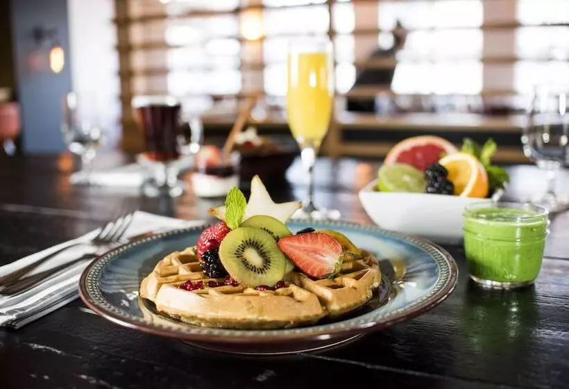 Coast Canmore Hotel & Conference Centre