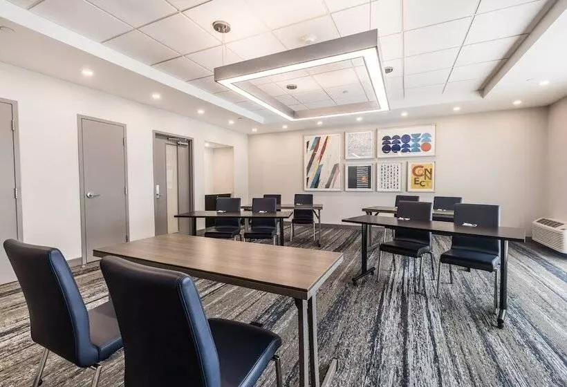 Отель Holiday Inn Express Toronto North York, An Ihg