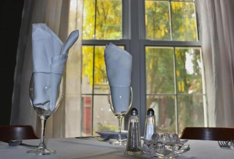 Hotel Kettle Creek Inn