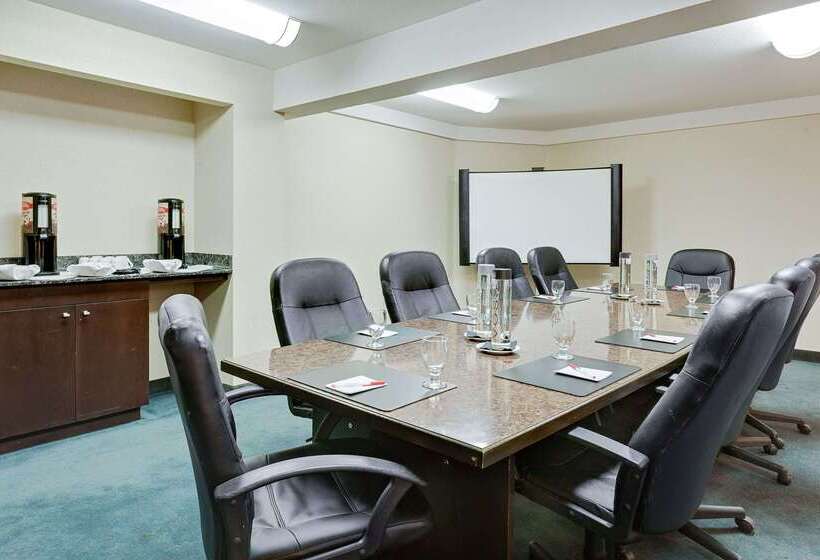 Hotel Ramada By Wyndham Kamloops