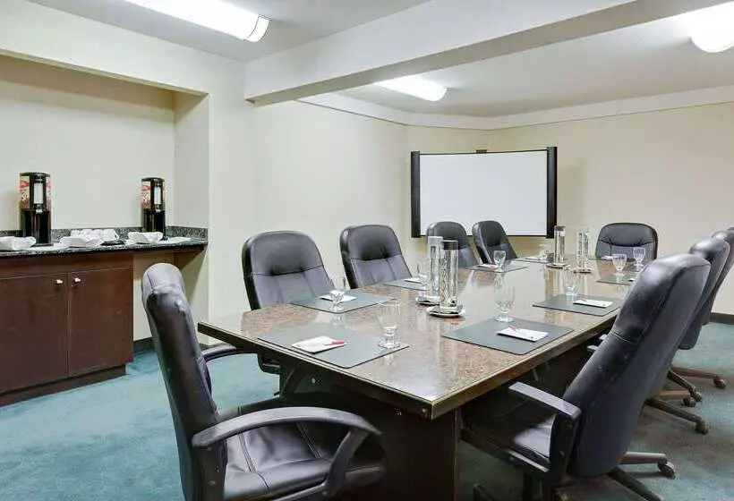 ホテル Ramada By Wyndham Kamloops