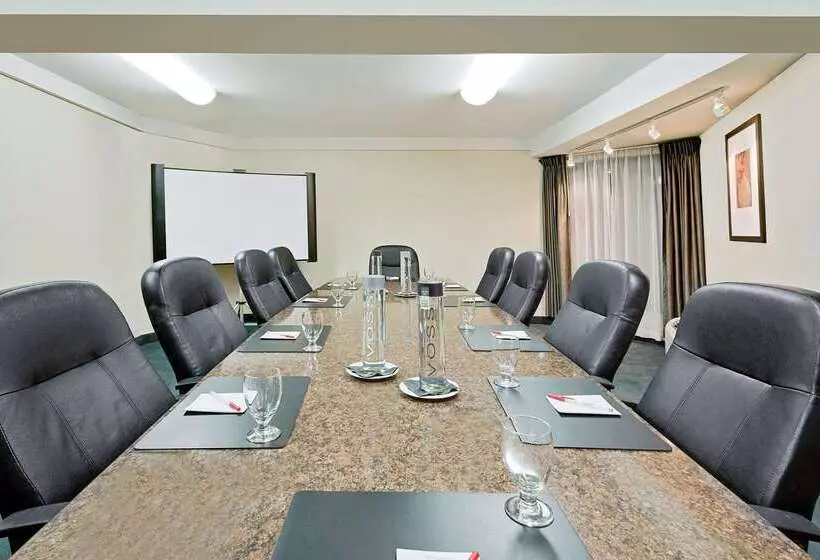 ホテル Ramada By Wyndham Kamloops