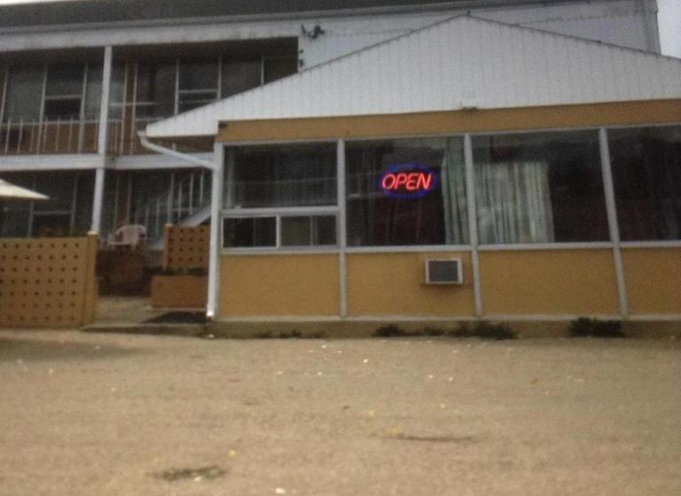 בית מלון כפרי Raven Motor Inn