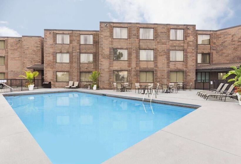 فندق Days Inn By Wyndham Fallsview