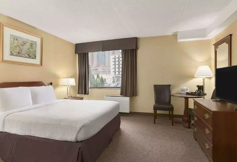 Отель Days Inn By Wyndham Fallsview