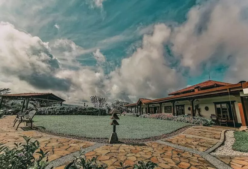 Villa Blanca Cloud Forest Hotel + Retreat