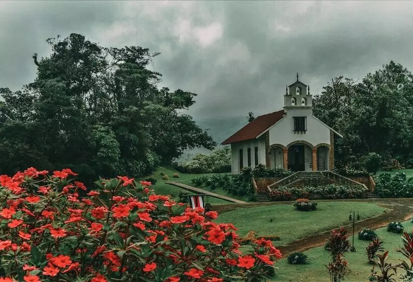 Villa Blanca Cloud Forest Hotel + Retreat