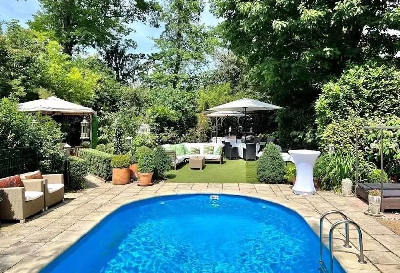 Hotelli Ashley's Garden