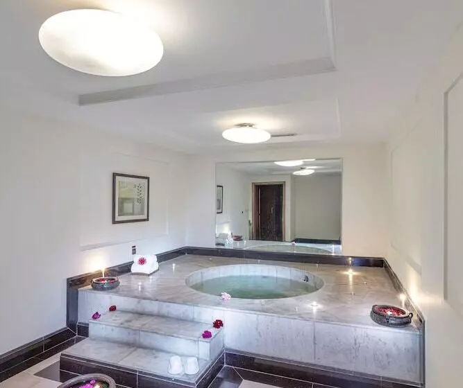 בית מלון כפרי Club Mahindra White Meadows Manali