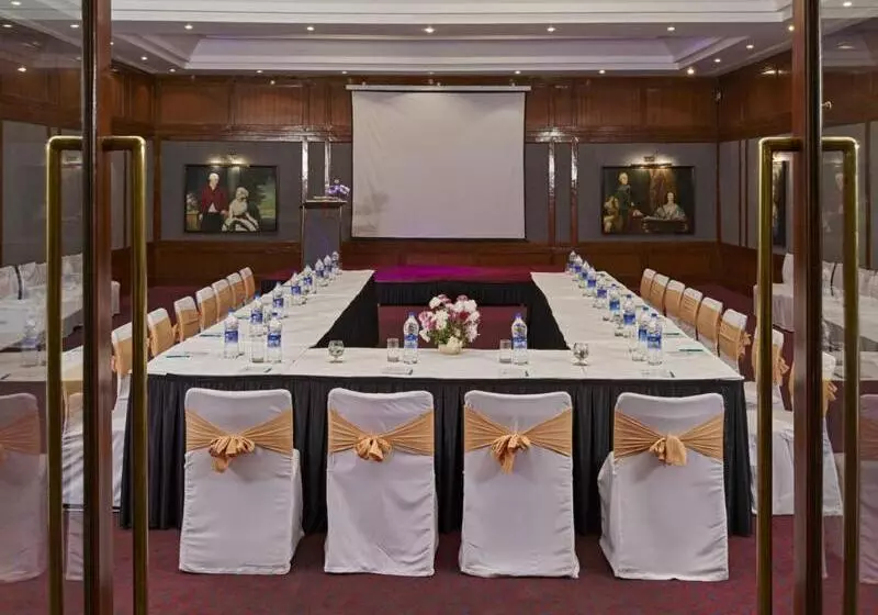 בית מלון כפרי Club Mahindra White Meadows Manali