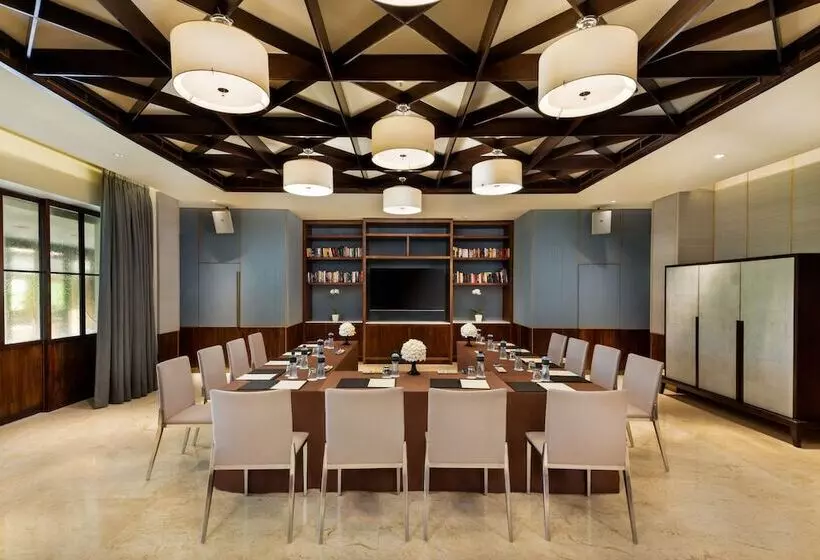 Otel The Seminyak Beach Resort & Spa