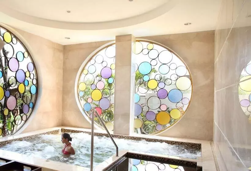 Otel The Seminyak Beach Resort & Spa