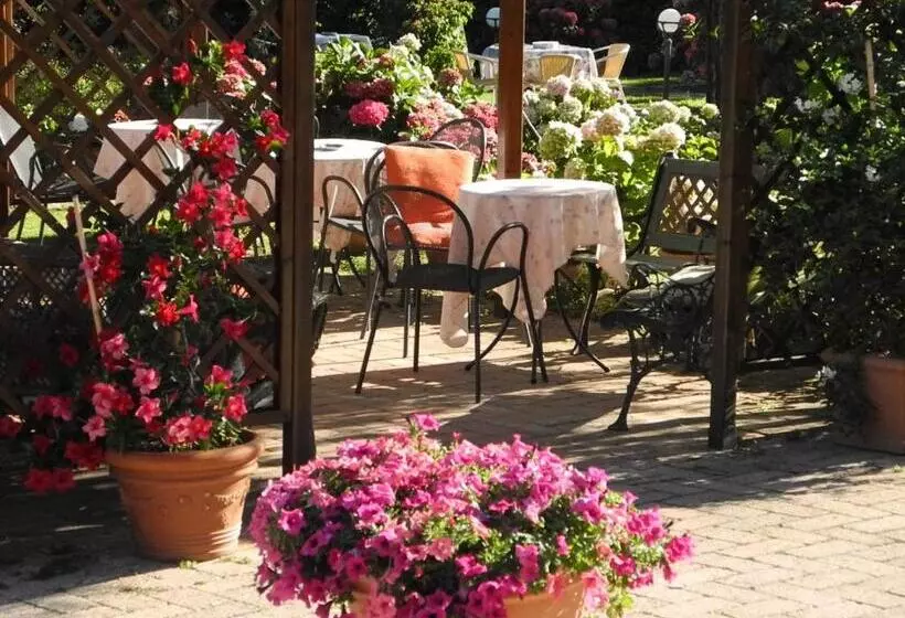 Отель Le Renaie