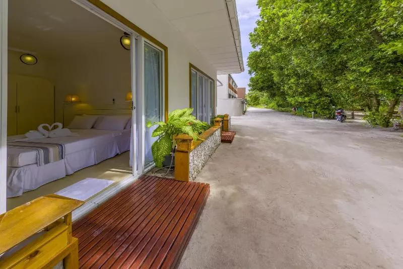 پانسیون Aadan Beach House