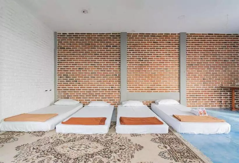 Majatalo Reddoorz Near Kampung Gajah 2