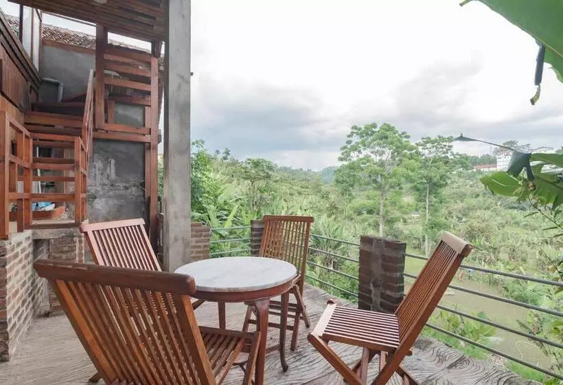 Majatalo Reddoorz Near Kampung Gajah 2